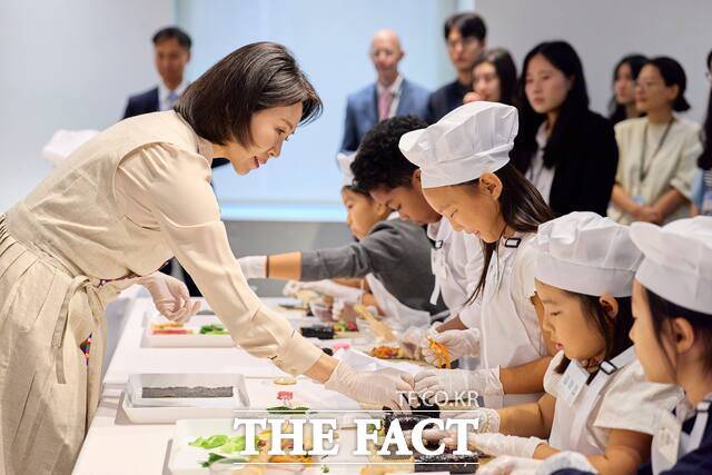 aT가 24일 뉴욕에서 김밥 만들기 행사를 개최하고 있다./aT