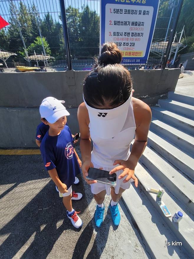 심시연이 초등학교 선수에게 휴대전화 사인을 해주고 있다. 사진 김종석