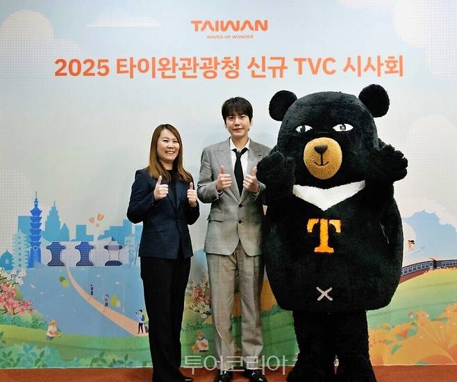 곽생여 교통부 관광서 서울사무소 소장과 규현, 오숑이 기념사진을 찍고 있는 모습