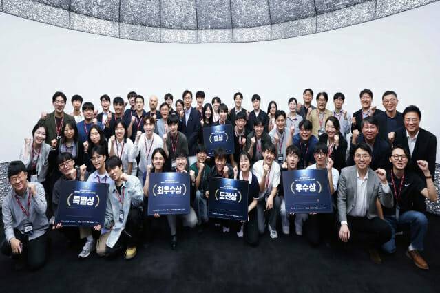 LG CNS가 주최한 '최적화 그랜드 챌린지 2025' 시상식 후 대회 수상자 및 관계자들이 기념사진을 촬영하는 모습 (사진=LG CNS)