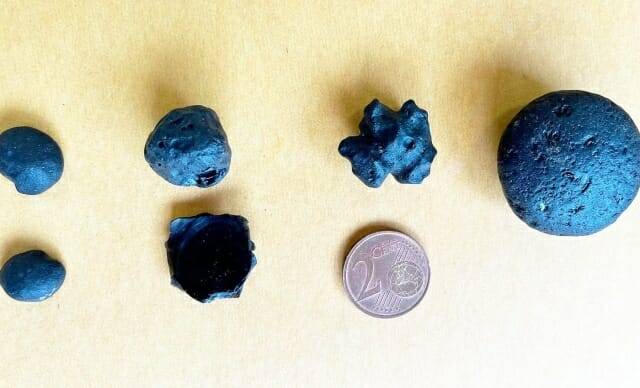 호주 남부에서 발견된 정체불명의 유리 조각들이 과거 거대 소행성 충돌의 결과로 생성됐다는 연구 결과가 나왔다. (출처= 지구•행성 과학 회보)CurtinU_1m-1400x850