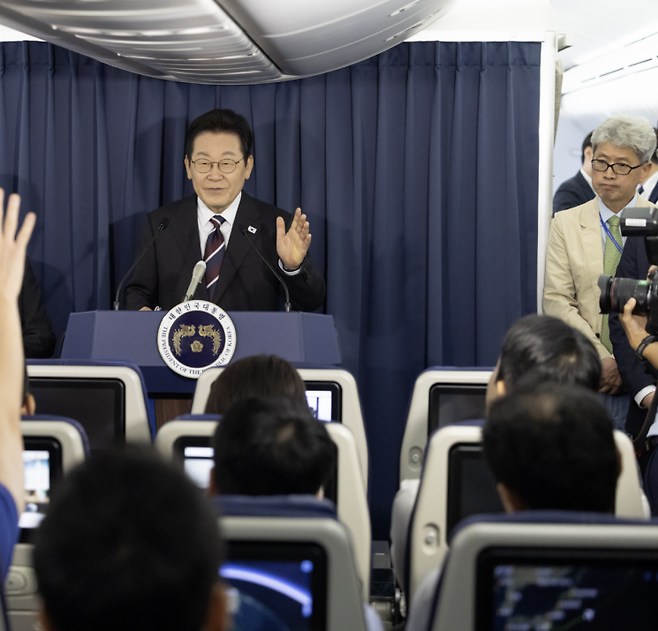 김상호 대통령실 보도지원비서관(오른쪽)이 지난달 24일 도쿄-워싱턴 간 기내에서 이재명 대통령의 기자간담회를 지켜보고 있다. 사진=대통령실