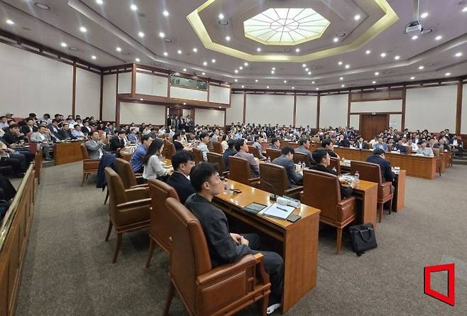 한국토지주택공사(LH)가 25일 경기 성남시 LH 경기남부지역본부에서 개최한 'LH민간협력 거버넌스 포럼'에서 참석자들이 LH 발표를 경청하고 있다. 이날 행사에는 삼성물산·현대건설 등 건설사 60여개와 설계사 30여개 관계자가 참석했다. 최서윤 기자