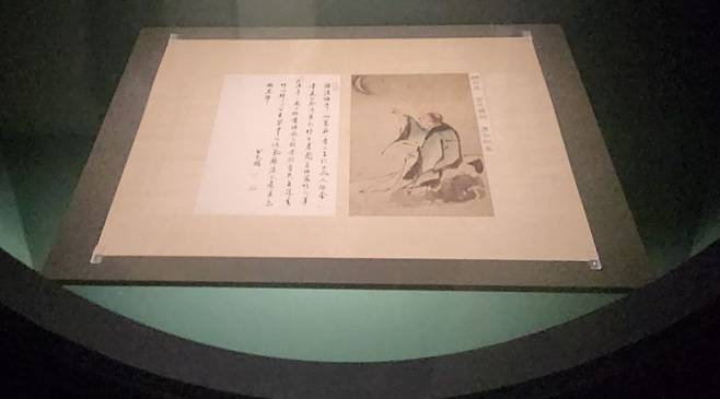 이정이 그린 유일한 인물화인 '문월도'. 달빛 아래에서 책을 읽는 선비의 모습을 그렸다. 서믿음 기자