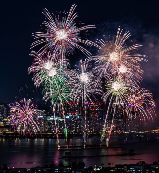 2025 여의도 출꽃축제, 명당·일정·관람 팁 '한화와 함께하는 서울세계불꽃축제' ©한화