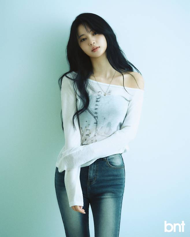 톱은 에트오소메, 슈즈는 착한구두, 링은 러벰버 제품.