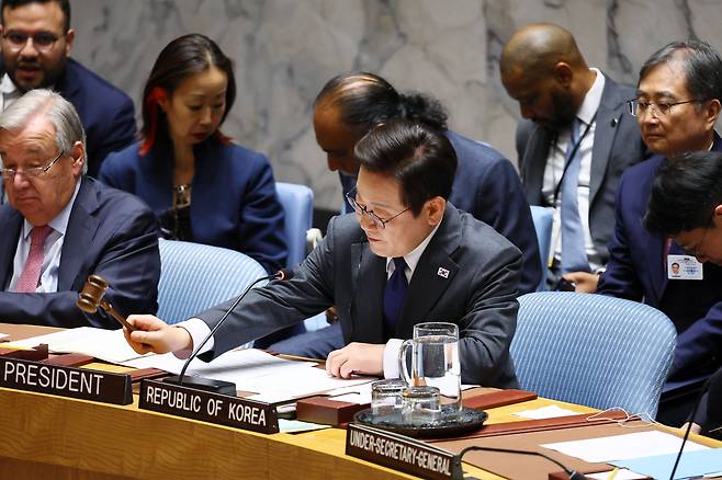 이재명 대통령이 24일(현지 시간) 미국 뉴욕 유엔본부에서 열린 안전보장이사회에서 의장 자격으로 공개 토의를 주재하며 의사봉을 두드리고 있다. /뉴시스
