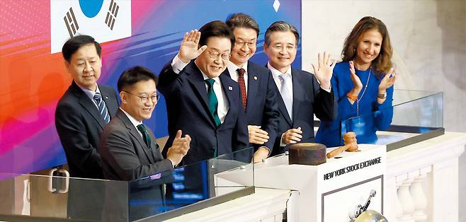 李대통령, 뉴욕증시 개장 타종  이재명 대통령이 25일 미국 뉴욕 증권거래소(NYSE)를 방문해 주식시장 개장을 알리는 타종을 한 뒤 손을 흔들고 있다. 이 대통령은 이어 ‘한국경제설명회(IR) 투자 서밋’에 참석해 투자자들에게 한국에 대한 투자를 요청했다./연합뉴스