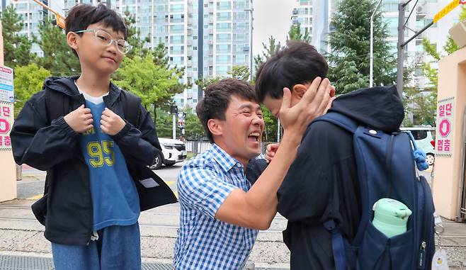 초등학생 자녀를 둔 김동춘(44)씨가 지난 23일 오전 8시 30분쯤 광주광역시 광산구 신가동 선창초등학교로 두 자녀를 데려다 주고 있다. /김영근 기자