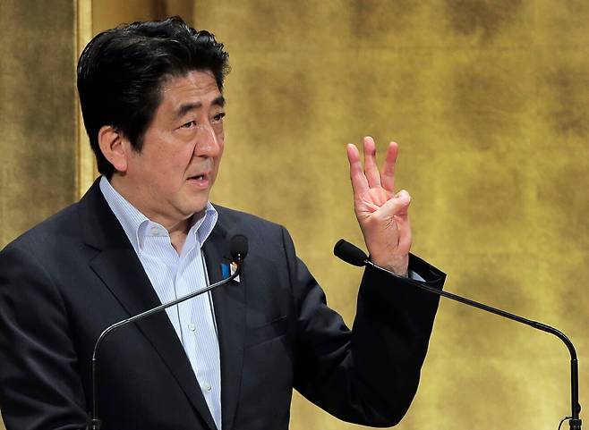 지난 2013년 6월 5일 일본 도쿄에서 열린 세미나에서 아베 신조 일본 총리가 손짓을 하며 연설하고 있다. 아베 총리는 ‘아베노믹스’ 정책을 추진하며 재무성과 각을 세웠다./AP연합뉴스