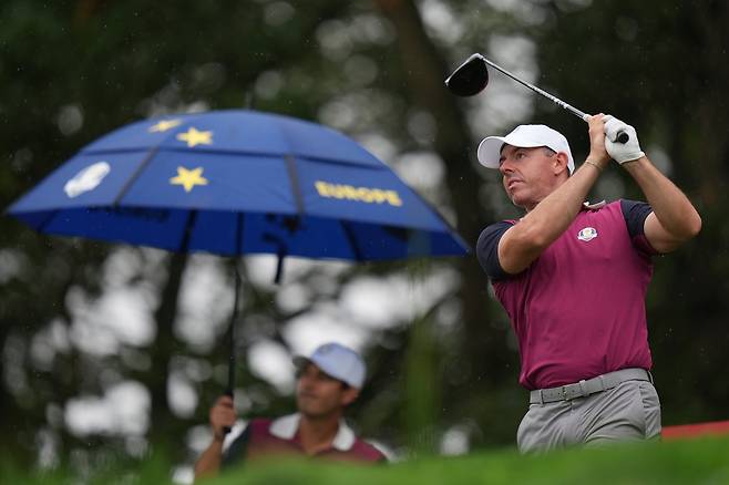 유럽 로리 매킬로이가 25일 연습 때 티샷한 뒤 공을 바라보고 있다. /AP 연합뉴스