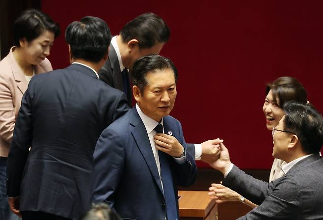 더불어민주당 정청래 대표가 26일 서울 여의도 국회 본회의에서 정부조직법 개정안에 대한 필리버스터 종결 동의를 표결하는 투표를 한 뒤 이동하고 있다. /연합뉴스