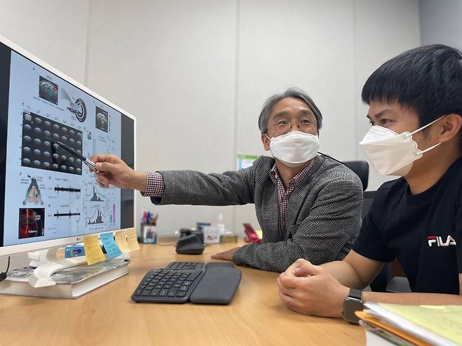 성균관대 박장연 교수(왼쪽)가 생쥐의 뇌에서 발생한 신경신호를 1000분의 5초 단위로 확인한 영상을 보고 있다./성균관대