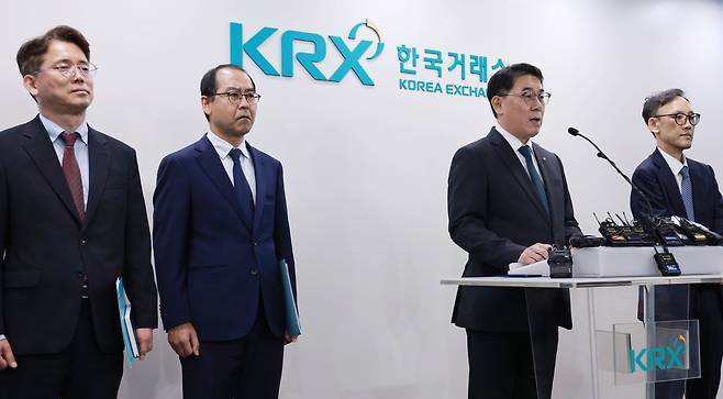이승우 주가조작 근절 합동대응단장이 23일 합동 대응단이 설치된 한국거래소에서 '불공정거래 행위 관련 사건 1호' 브리핑을 하고 있다./연합뉴스