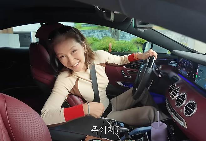 벤츠를 직접 운전하고 골프장에 등장한 배우 이미숙. /이미숙 유튜브 캡처