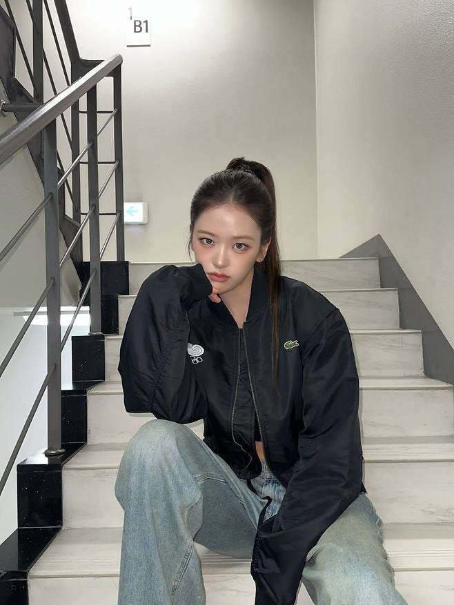 블루종, 항공 점퍼를 입은 아이브 안유진 인스타그램 @_yujin_an