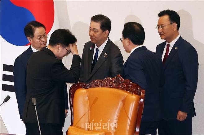 우원식 국회의장이 25일 오후 국회본청에서 열린 국회 본회의에서 김병기 더불어민주당 원내대표, 송언석 국민의힘 원내대표 등과 '공익신고자 보호법 일부개정법률안에 대한 신속처리안건 지정동의의 건', '민주유공자 예우에 관한 법률안에 대한 신속처리안건 지정동의의 건', '공공기관의 운영에 관한 법률 일부개정법률안에 대한 신속처리안건 지정동의의 건', '통계법 일부개정법률안에 대한 신속처리안건 지정동의의 건'에 대한 무기명 투표에서 나온 투표용지에 대한 무효 처리에 대한 논의를 하던 중 손으로 이마를 짚고 있다. ⓒ데일리안 홍금표 기자