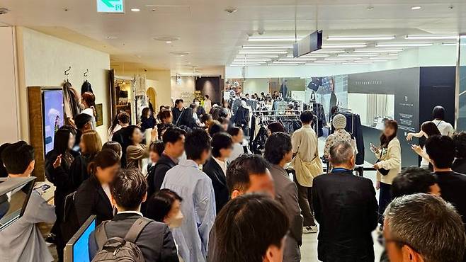 지난 19일 일본 도쿄에 위치한 쇼핑몰 파르코 시부야점 4층 문을 연 '더현대 글로벌 리테일숍'에 오픈 첫 날 인파가 몰렸다.ⓒ현대백화점