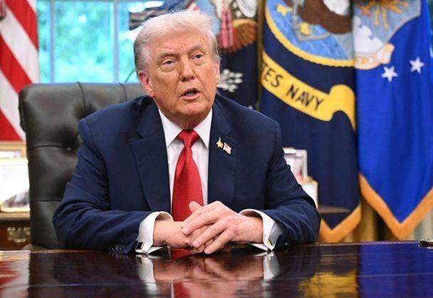 도널드 트럼프 대통령이 25일(현지시간) 미 워싱턴DC 백악관에서 중국의 짧은 동영상 플랫폼 틱톡 합의와 관련한 행정명령에 서명한 뒤 취재진과 질의 응답을 하고 있다. ⓒ AFP/연합뉴스