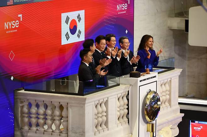 이재명 대통령이 25일(현지시간) 미국 뉴욕증권거래소(NYSE)에서 개장을 알리는 타종 행사에 참석하고 있다. 송은석 기자
