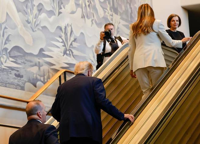 도널드 트럼프 미국 대통령(가운데)과 부인 멜라니아 여사(위쪽)가 23일 뉴욕 맨해튼의 유엔 본부에서 고장난 에스컬레이터를 걸어서 올라가고 있다. 뉴욕=AP 뉴시스
