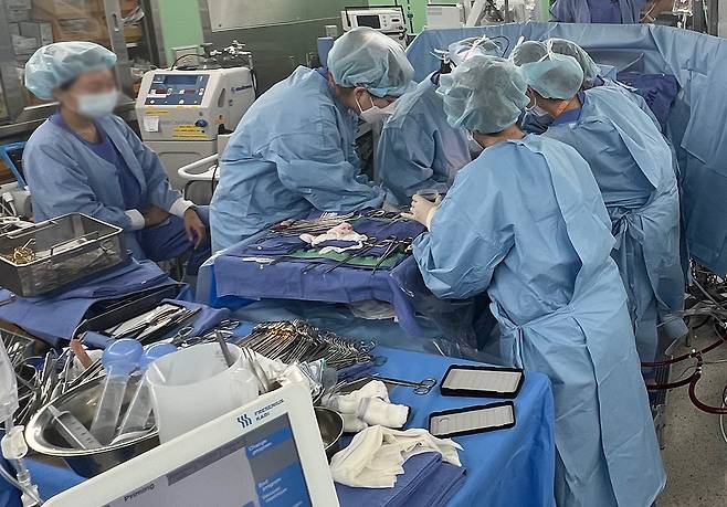 서울의 한 대학병원에서 의료진이 심장 수술을 진행하고 있다. 흉부외과는 생명과 직결된 큰 수술이 많아 전문의, 전공의, 간호사 등 많은 인력이 투입된다. 대한심장혈관흉부외과학회 제공