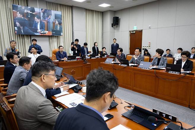 김병기 국회 운영위원장이 24일 서울 여의도 국회에서 열린 제429회 국회(정기회) 국회운영위원회 제2차 전체회의를 주재하고 있다. 2025.9.24 뉴스1