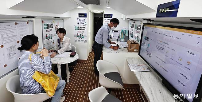 25일 ‘2025 리스타트 잡페어’를 찾은 구직자가 서울시여성능력개발원에서 운영하는 ‘일자리부르릉’ 버스에서 취업 상담을 받고 있다. 양회성 기자 yohan@donga.com