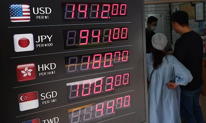 미국 경제지표 호조로 달러가 강세를 나타내면서 원·달러 환율이 넉 달 만에 장중 1410원대를 돌파한 26일 서울 시내의 환전소에 전광판에 환율이 나오고 있다. 2025.9.26. 뉴스1