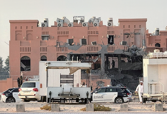 이스라엘의 공습으로 파괴된 카타르 도하에 있는하마스 지도부 주거 건물. /사진 로이터연합