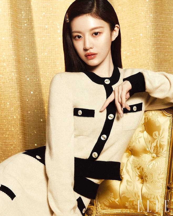 베이지 컬러 카디건과 스커트는 모두 Chanel.