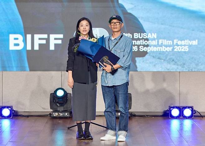 CGV상 수여 사진. (왼쪽부터) CGV 전정현 콘텐츠운영팀장, 이광국 감독_부산국제영화제 제공