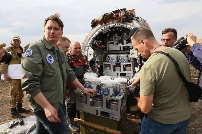 러시아 우주 동물실험 관계자들이 비온-엠 2호 캡슐에서 실험 용기들을 꺼내고 있다. 로스코스모스 제공