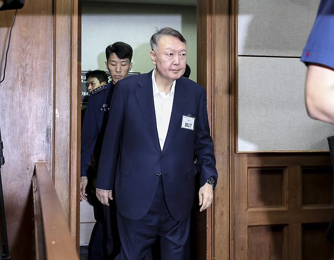 윤석열 전 대통령이 26일 서울 서초구 서울중앙지방법원에서 열린 '특수공무 집행 방해, 직권남용 권리행사 방해 혐의' 첫 재판에 출석하고 있다.사진공동취재단
