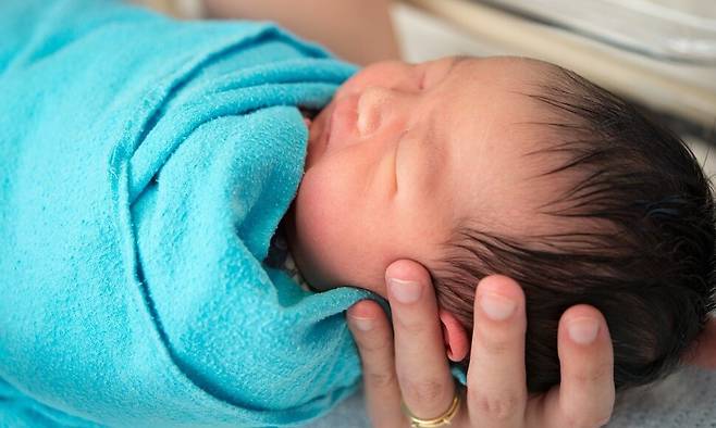 어릴 적의 기억은 자라면서 쉽게 사라진다. 하지만 갓 태어난 아기도 자신의 경험을 저장하는 기억 능력을 갖추고 있다는 게 여러 연구에서 밝혀져왔다. 최근에는 잊힌 어릴적 기억 또한 회상하지 못할 뿐이고 신경세포 어딘가에 저장되어 있을 수 있다는 연구 결과도 나오고 있다. 게티이미지뱅크