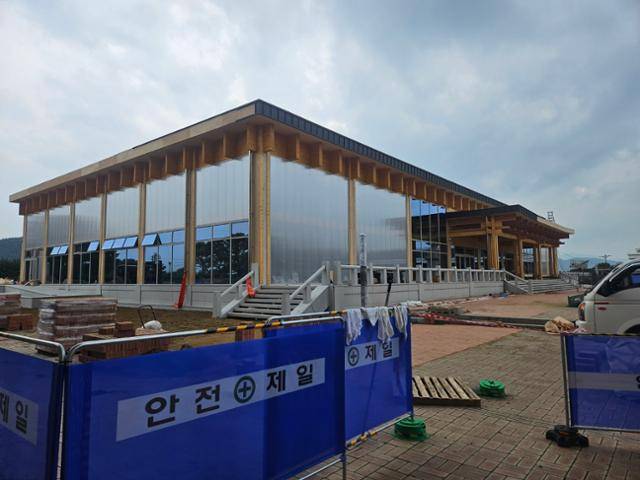 24일 경북 경주시 아시아태평양경제협력체(APEC) 정상회의 공식 만찬장으로 이용될 예정이었던 국립경주박물관 중정 내 신축 건축물. APEC 준비위원회는 만찬장을 최근 인근 5성급 호텔로 변경했다. 해당 건축물은 최고경영자(CEO) 서밋 회의장으로 이용될 예정이다. 경주=문재연 기자