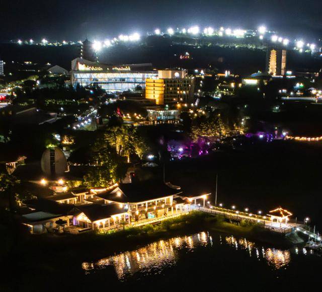 APEC 정상회의가 열리는 경북 경주시 보문관광단지의 밤이 경관 조명으로 물들어 있다. 경주=이한호 기자