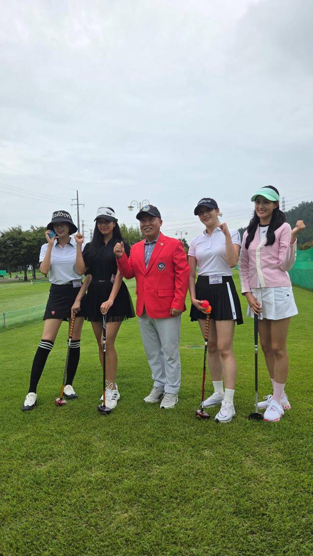 미스코리아 선발대회 본선 당선자 400여 명으로 구성된 사단법인 미스코리아 녹원회 파크골프 동호회 회원 4명이 26일 전남도지사배 전국 파크골프대회가 열린 영암군 삼호파크골프장에서 박경래 전남파크골프협회 회장과 기념촬영을 하고 있다. 왼쪽부터 제50회 미스코리아 미 김수현, 제64회 미스코리아 선 이화인, 박 회장, 제68회 미스코리아 엠파크 이재원, 제69회 미스코리아 재(才) 이서현. 영암=김진영 기자