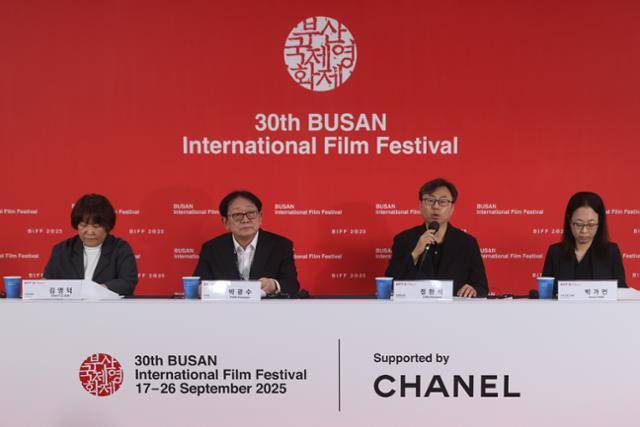 정한석 부산국제영화제 집행위원장이 26일 부산 해운대구 우동 영화의전당에서 열린 제30회 부산국제영화제 결산 기자회견에서 인사말을 하고 있다. 연합뉴스