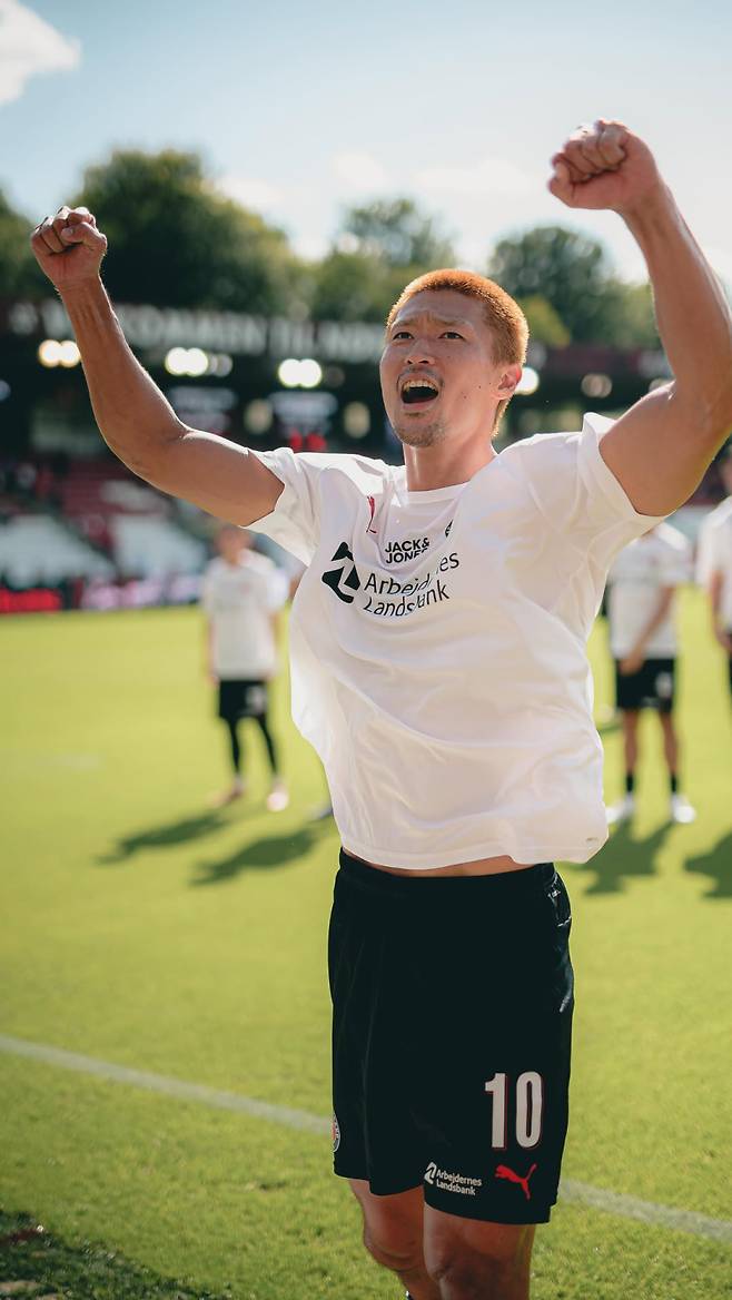 미트윌란 조규성이 17일 끝난 바일레와의 2025~26 덴마크 수페르리가 5라운드 원정 경기서 복귀전을 치른 뒤 팬들 앞에서 환호하고 있다. 사진=미트윌란 SNS