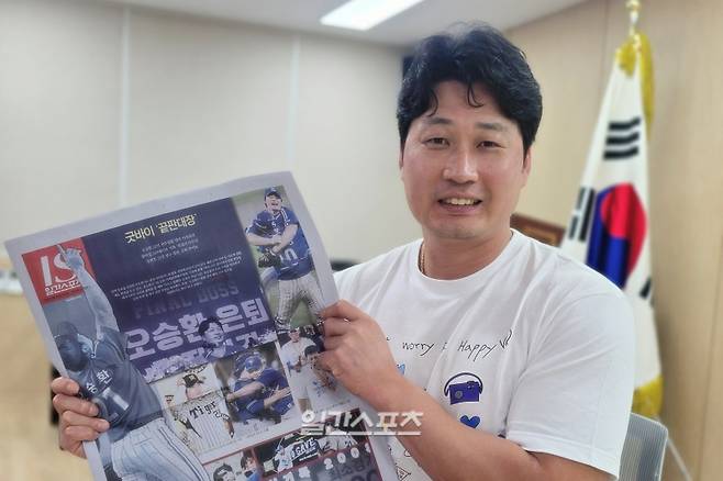 지난 8월 대구에서 만난 오승환. 은퇴 기자회견 기사가 1면으로 실린 일간스포츠 신문을 들고 환하게 웃고 있다. 사진=윤승재 기자