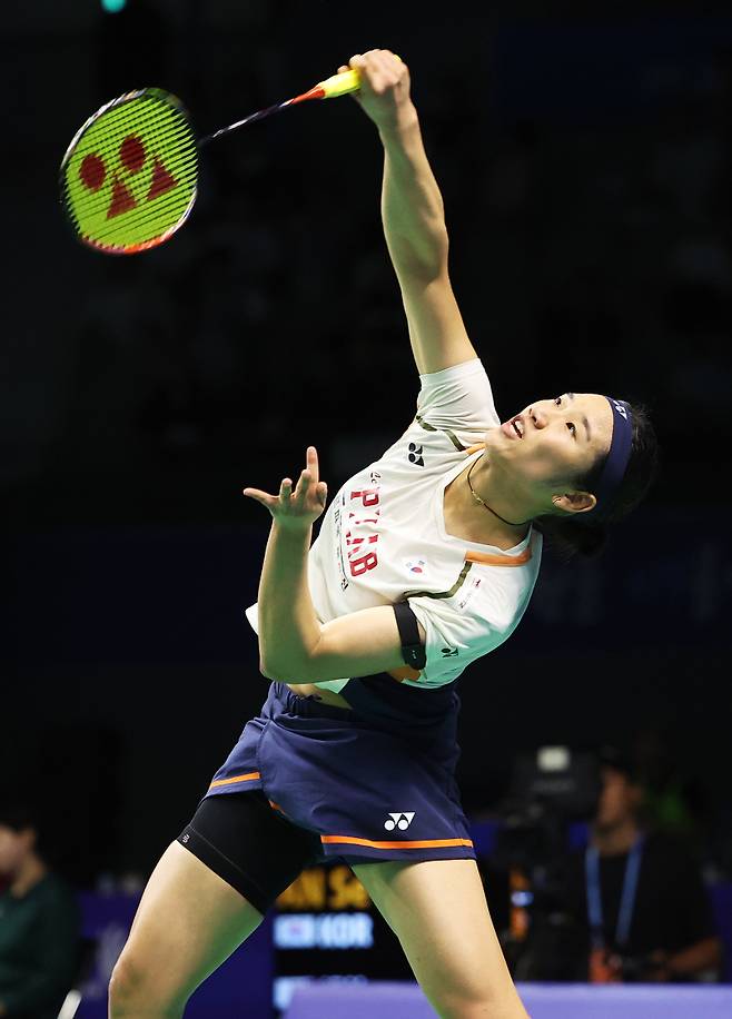 <yonhap photo-5349="">안세영이 26일 경기도 수원체육관에서 열린 '2025 수원 빅터 코리아아오픈 배드민턴선수권대회'에서 일본의 미야자키 도모카와 여자단식 8강 경기를 하고 있다. 2025.9.26 [연합뉴스]</yonhap>