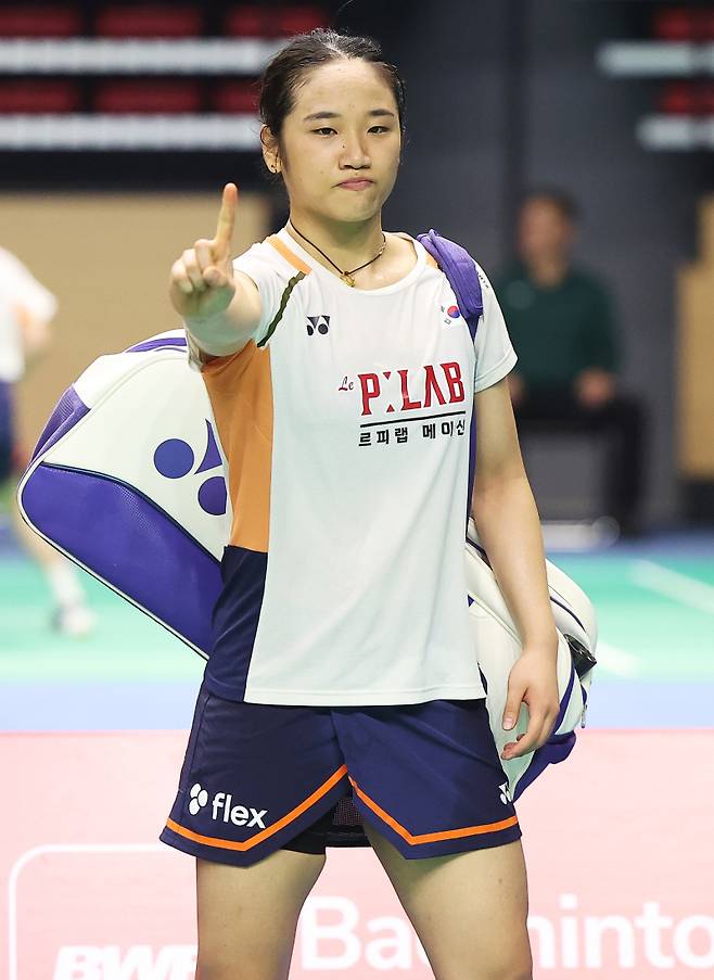 <yonhap photo-5361="">26일 경기도 수원체육관에서 열린 '2025 수원 빅터 코리아아오픈 배드민턴선수권대회'여자단식 8강 경기에서 안세영이 일본의 미야자키 도모카에 승리한 후 포즈를 취하고 있다. 2025.9.26 [연합뉴스]</yonhap>