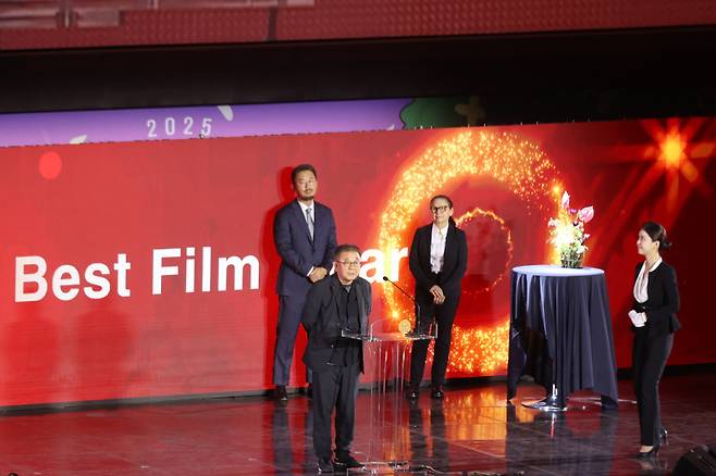 <yonhap photo-6542=""> 장률 '루오무의 황혼' 부산 어워드 수상 (부산=연합뉴스) 류효림 기자 = 영화 '루오무의 황혼'의 장률 감독이 26일 부산 해운대구 우동 영화의전당에서 열린 제30회 부산국제영화제 폐막식에서 대상을 수상한뒤 소감을 말하고 있다. /2025-09-26 20:57:13/ <저작권자 ⓒ 1980-2025 ㈜연합뉴스. 무단 전재 재배포 금지, AI 학습 및 활용 금지></yonhap>