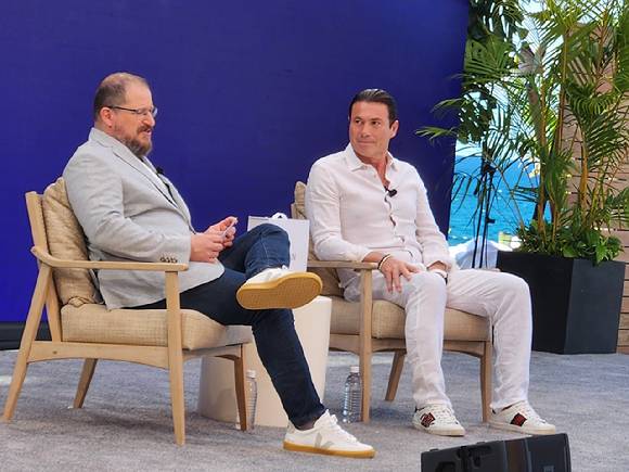 25일 오전(현지시간) 하와이 마우이 하얏트 리젠시 마우이 리조트&스파에서 열린 '스냅드래곤 서밋 2025' CEO 간 대화 섹션에서 크리스티아노 아몬 퀄컴 최고경영자(CEO, 왼쪽)와 타렉 아민 휴메인 CEO가 대화를 나누고 있다. [사진=공동취재단]