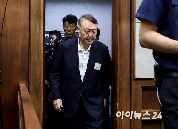 윤석열 전 대통령이 26일 서울 서초구 서울중앙지법에서 열린 특수공무집행방해, 직권남용 권리행사방해 등 혐의 사건 첫 공판에 출석하고 있다. [사진=사진공동취재단]