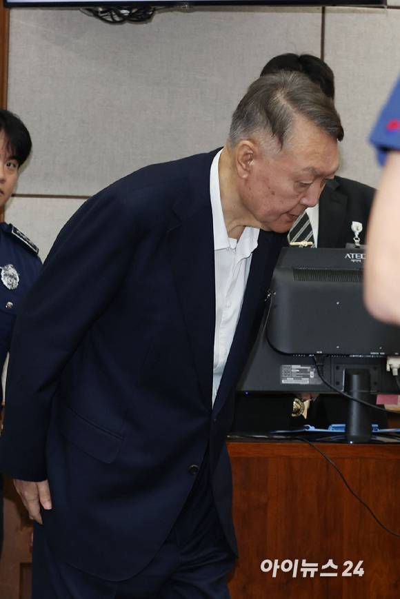 윤석열 전 대통령이 26일 서울 서초구 서울중앙지법에서 열린 특수공무집행방해, 직권남용 권리행사방해 등 혐의 사건 첫 공판에 출석하고 있다. [사진=사진공동취재단]