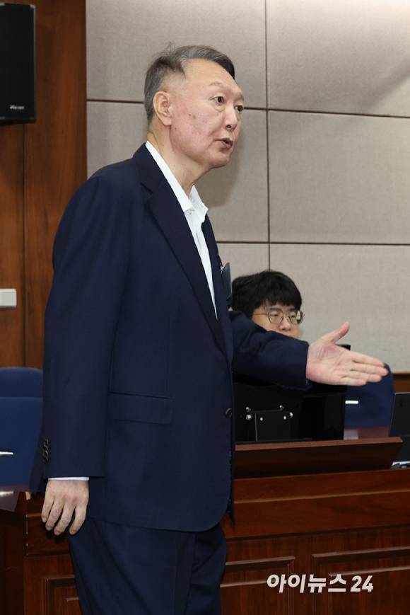 윤석열 전 대통령이 26일 서울 서초동 서울중앙지법에서 열린 특수공무집행방해 혐의 재판에 출석하고 있다. [사진=사진공동취재단]