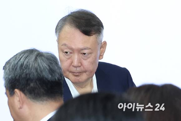 윤석열 전 대통령이 26일 서울 서초동 서울중앙지법에서 열린 특수공무집행방해 혐의 재판에 출석하고 있다. [사진=사진공동취재단]