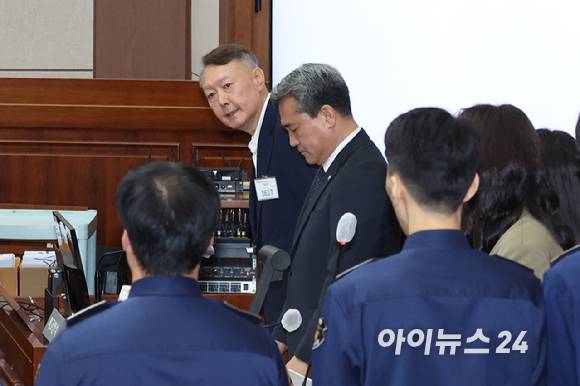 윤석열 전 대통령이 26일 서울 서초구 서울중앙지법에서 열린 특수공무집행방해, 직권남용 권리행사방해 등 혐의 사건 첫 공판에 출석하고 있다. [사진=사진공동취재단]